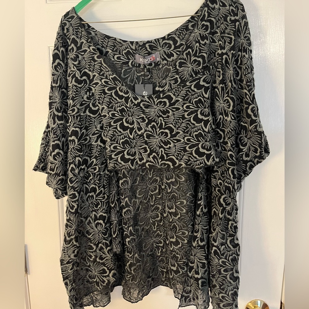 Peekaboo cut out front top NWT